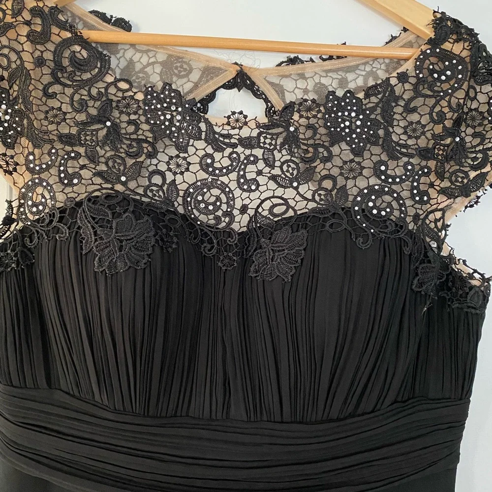 Beautiful black gown - Picture 3 of 4